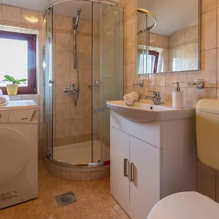 Gemuetliche Mit Privatem Pool, Klima, Wlan, Terrasse Und Grill