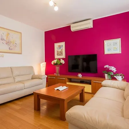 Semesterbostad Gemuetliche Mit Privatem Pool, Klima, Wlan, Terrasse Und Grill *